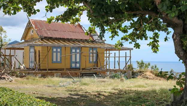 Kleines Holzhaus, an sehr schöner, erhöhter Lage.
